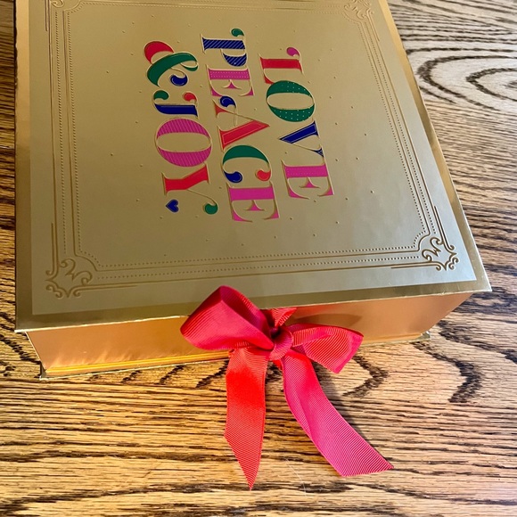 Snowflakes & Cashmere - Picture 3 of 5